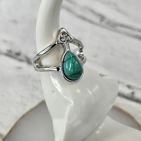 Green Teardrop Adjustable Fashion Ring  A18 - Picture 1 of 5